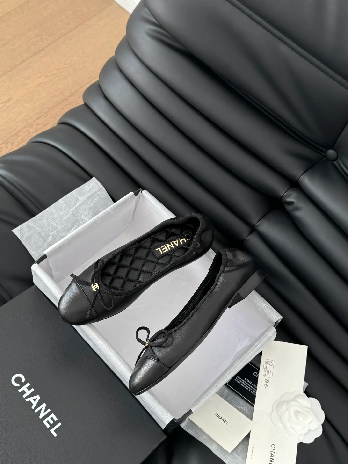 👟👟Ex-factory price 520👟👟 Chanel Xiaoxiang 25C new bow shoe series, original 1:1 replica, a classic among classics. It is perfect whether paired with trousers or skirts. The small round toe design is very good at modifying the foot shape. A must-have for little fairies! The upper is made of imported lambskin, the lining is made of top-grade mixed sheepskin, and the outsole is imported Italian cowhide. Size: 35-39 (40/41/42/43 customized)